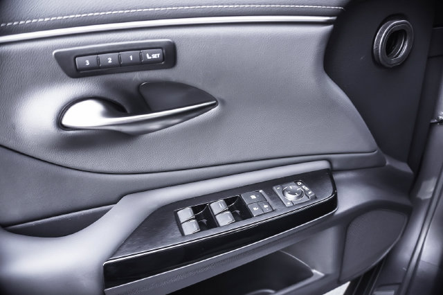 Certified 2025 Lexus ES 300h w/ Premium Package FWD image 12