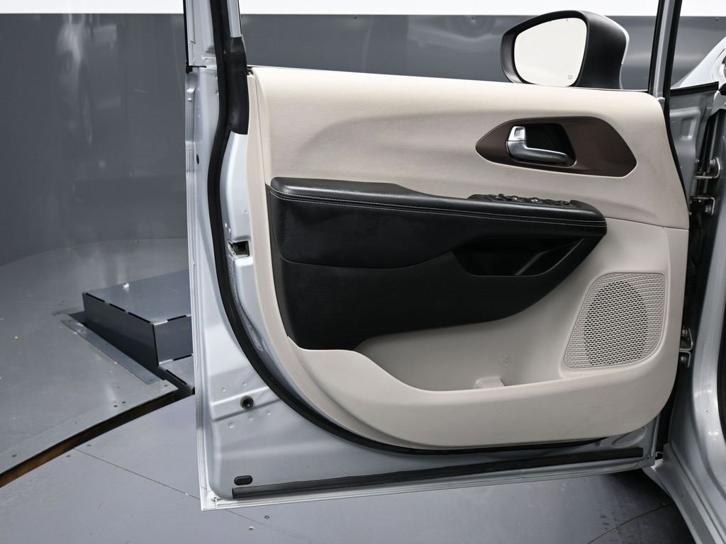 Used 2023 Chrysler Voyager LX image 38