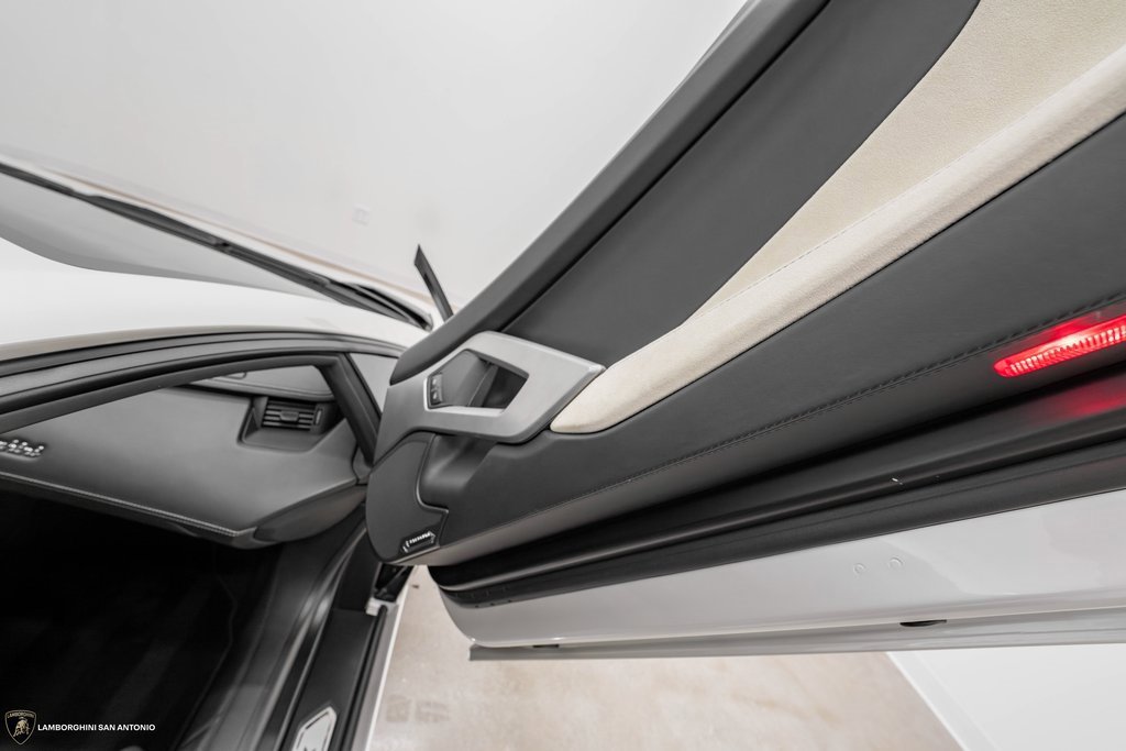 Used 2015 Lamborghini Aventador LP 700-4 image 37