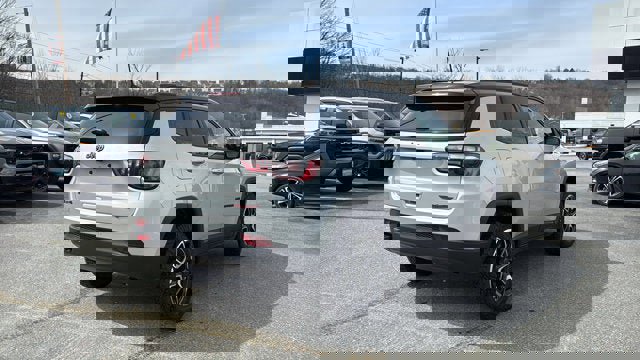 Used 2025 Jeep Compass Trailhawk w/ Trailhawk Convenience Group AWD/4WD image 6