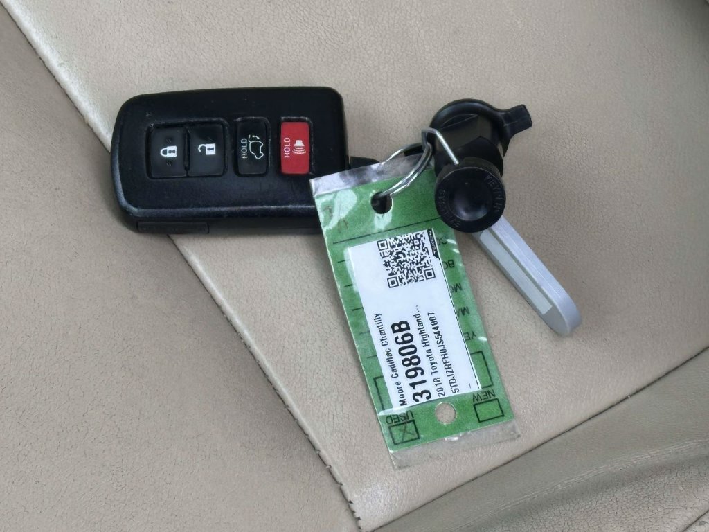 Used 2018 Toyota Highlander XLE w/ Protection Package #3 AWD/4WD image 19