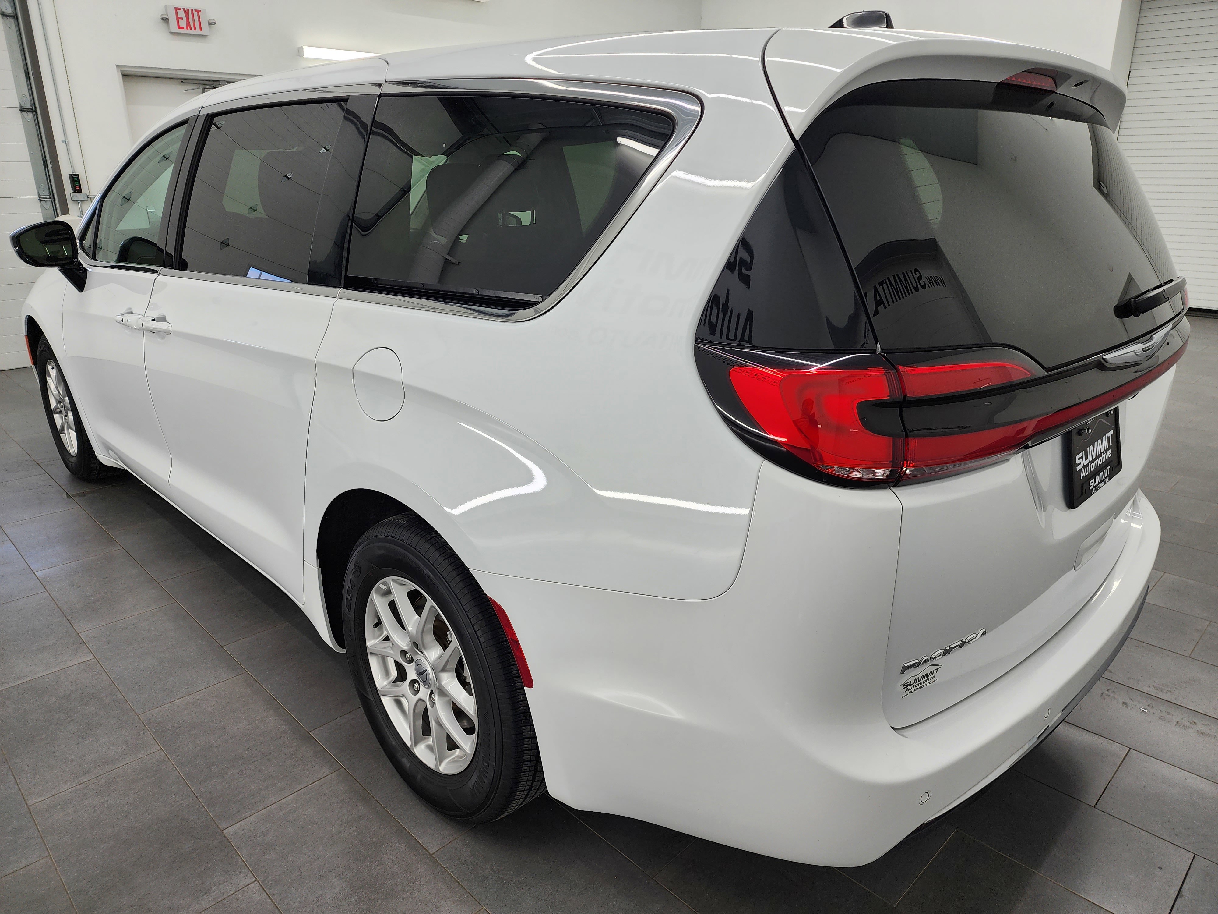 Used 2024 Chrysler Pacifica Touring-L image 6