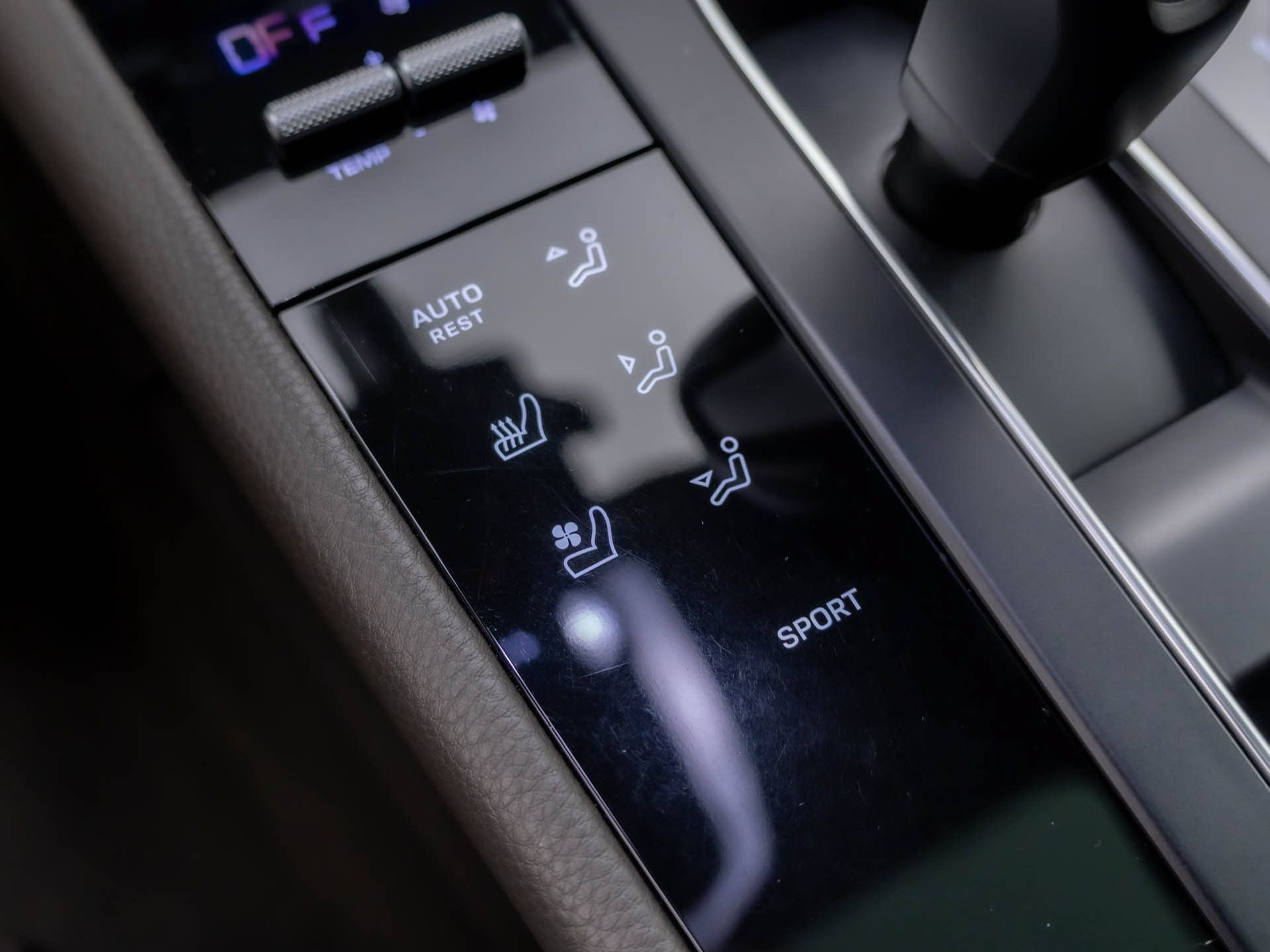 Certified 2023 Porsche Macan AWD/4WD image 32