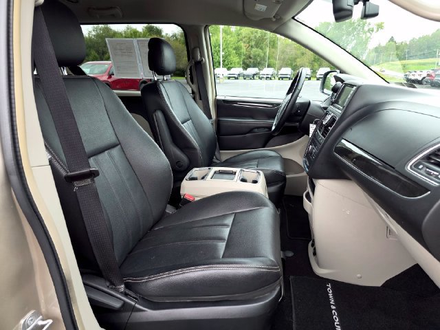 Used 2014 Chrysler Town & Country Touring FWD image 27