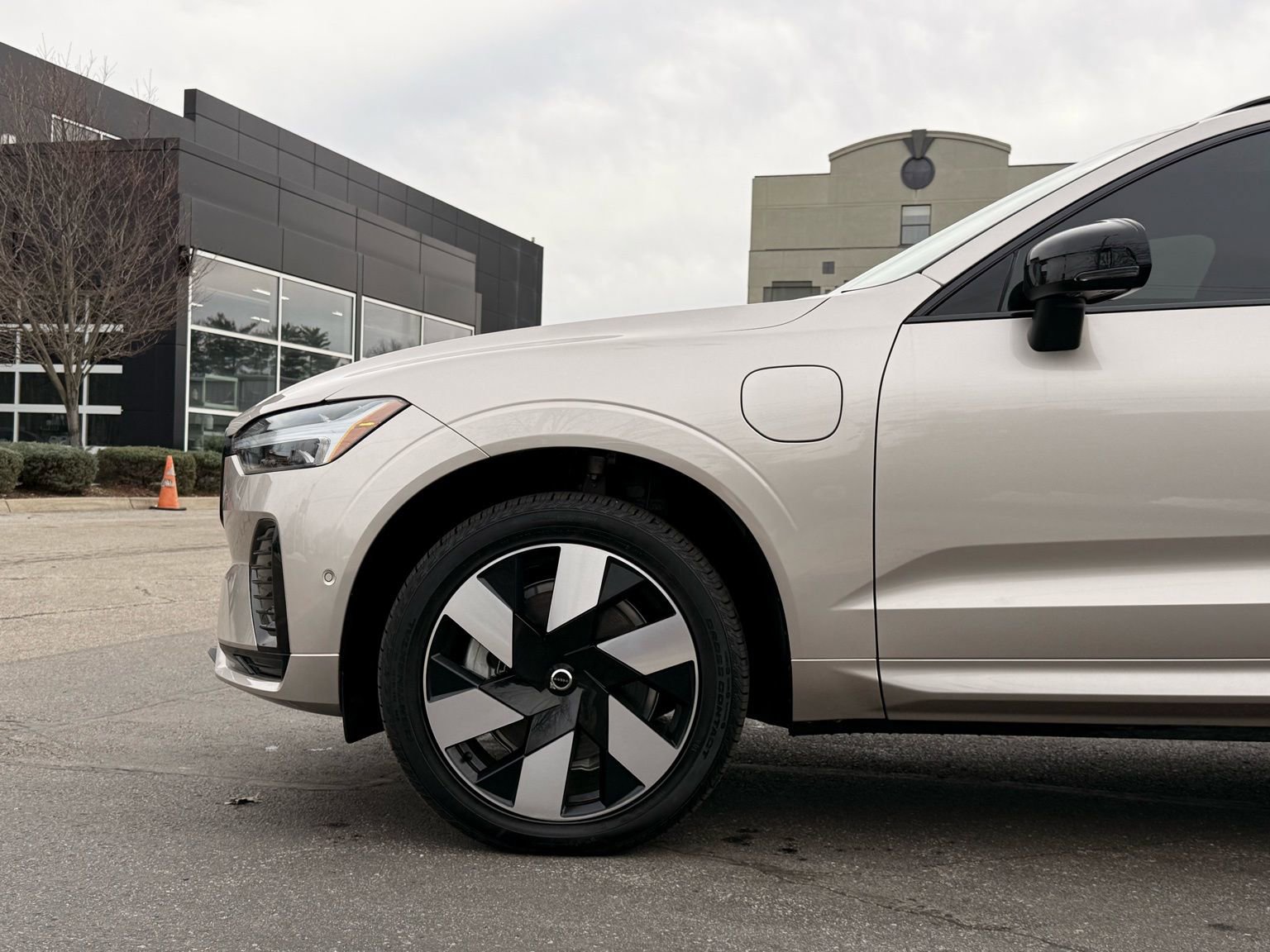 Used 2025 Volvo XC60 T8 Plus w/ Protection Package Premier image 10