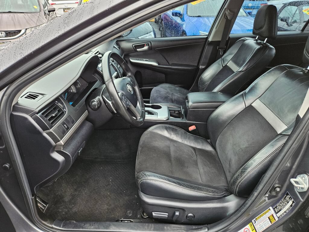 Used 2012 Toyota Camry SE w/ Leather Pkg FWD image 11