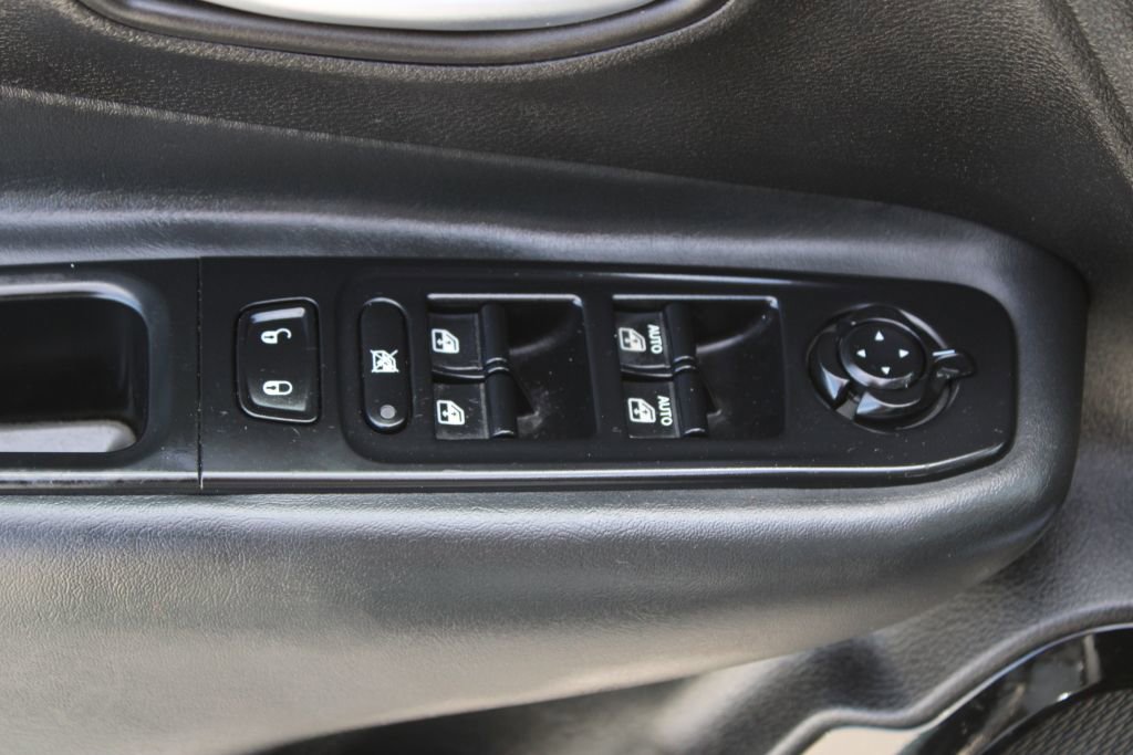 Used 2018 Jeep Renegade Altitude w/ UConnect 8.4 Nav Group image 29