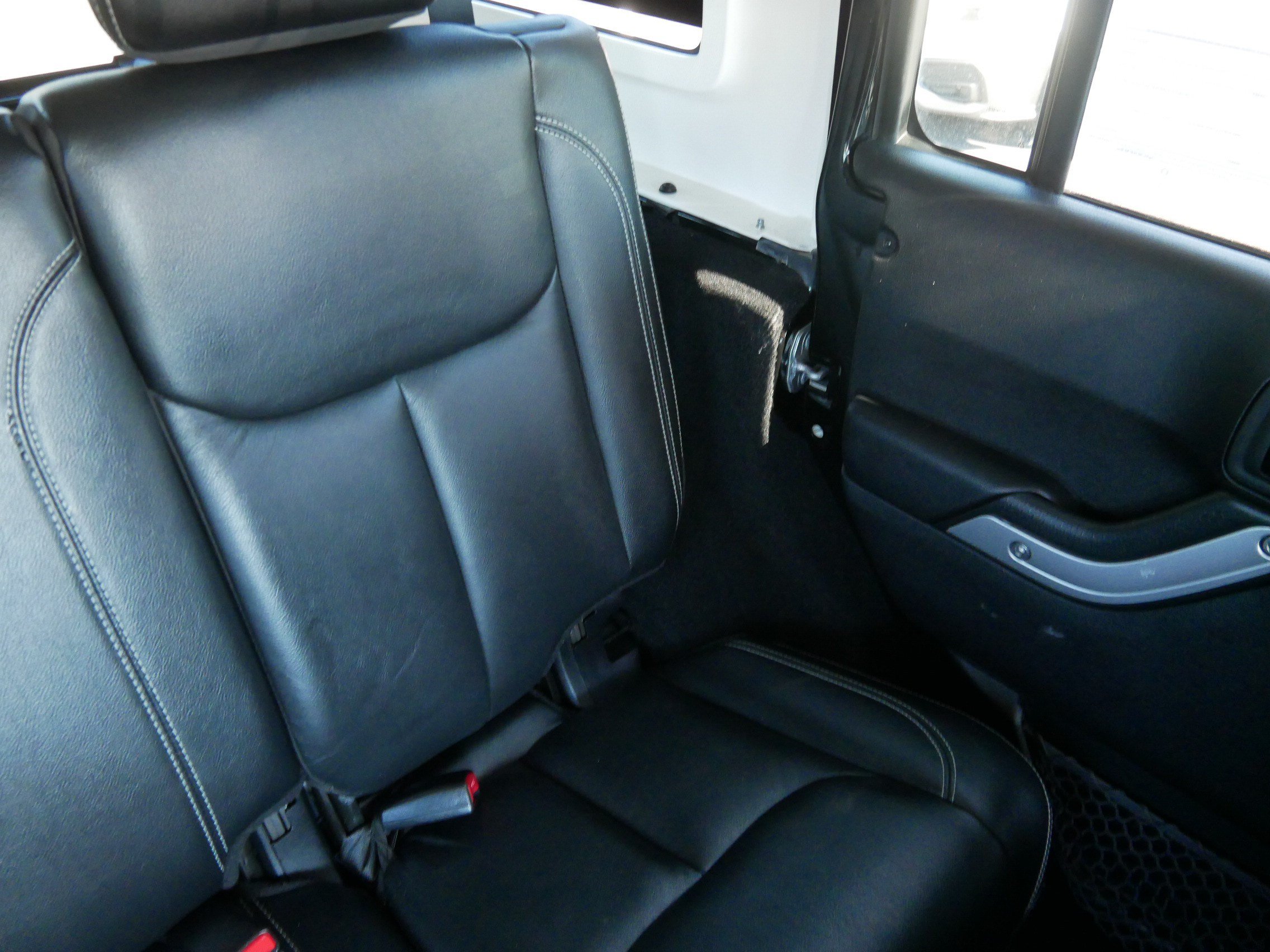 Used 2015 Jeep Wrangler Unlimited Rubicon w/ Connectivity Group AWD/4WD image 14