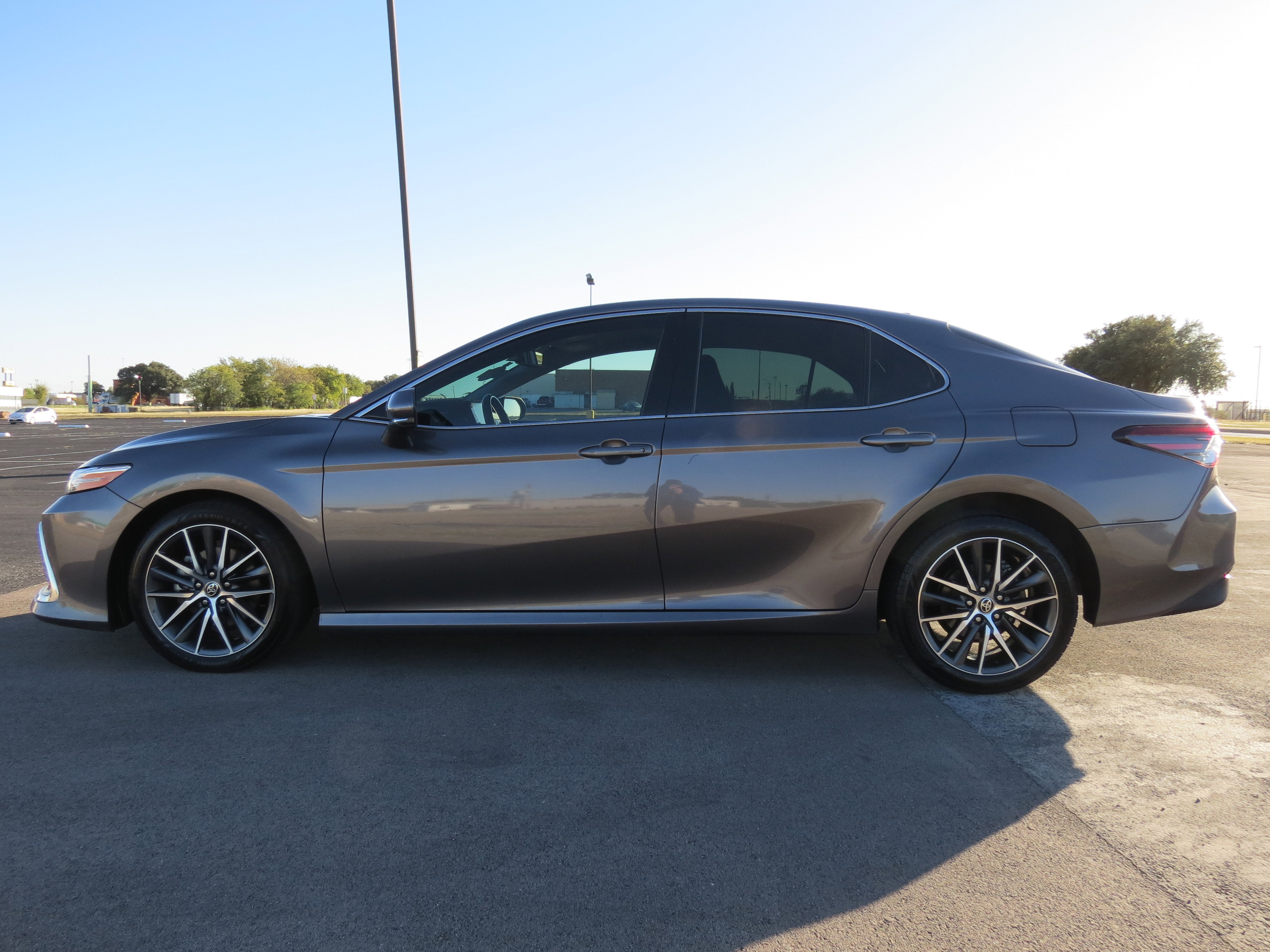 Used 2022 Toyota Camry XLE image 3