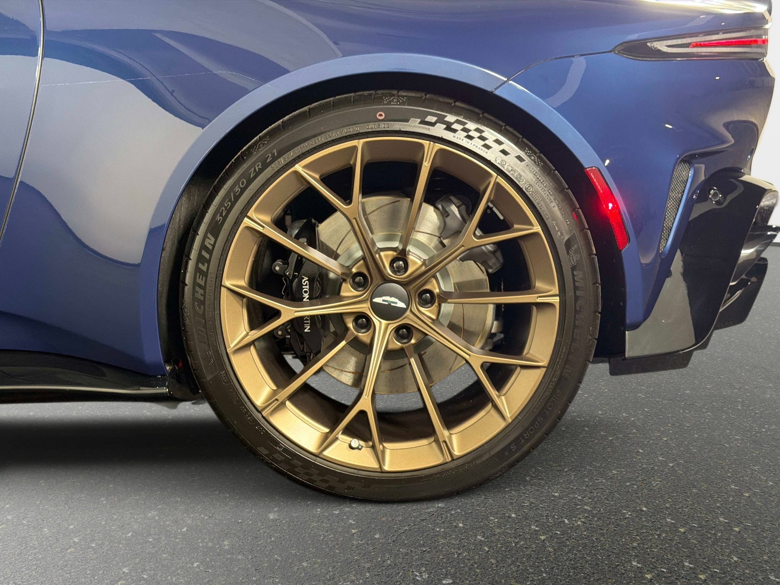 Used 2025 Aston Martin V8 Vantage Coupe RWD image 14