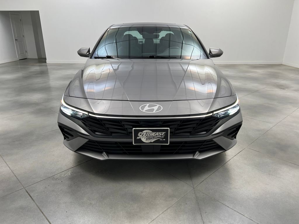 Used 2025 Hyundai Elantra SEL image 2