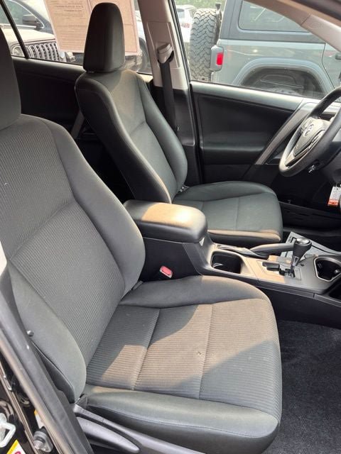 Used 2018 Toyota RAV4 LE AWD/4WD image 16
