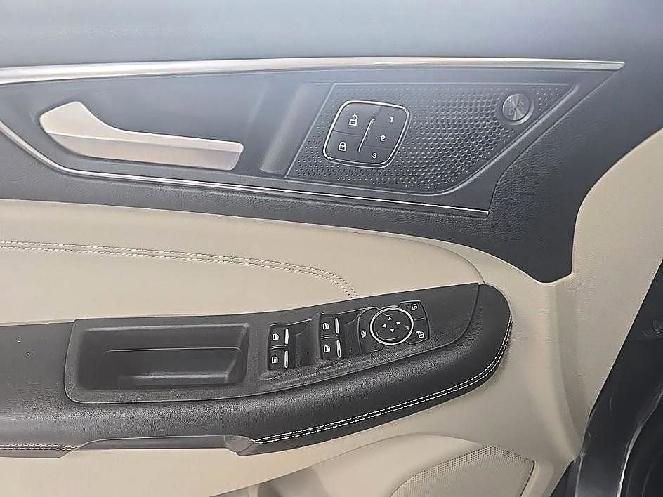 Used 2023 Ford Edge Titanium image 12