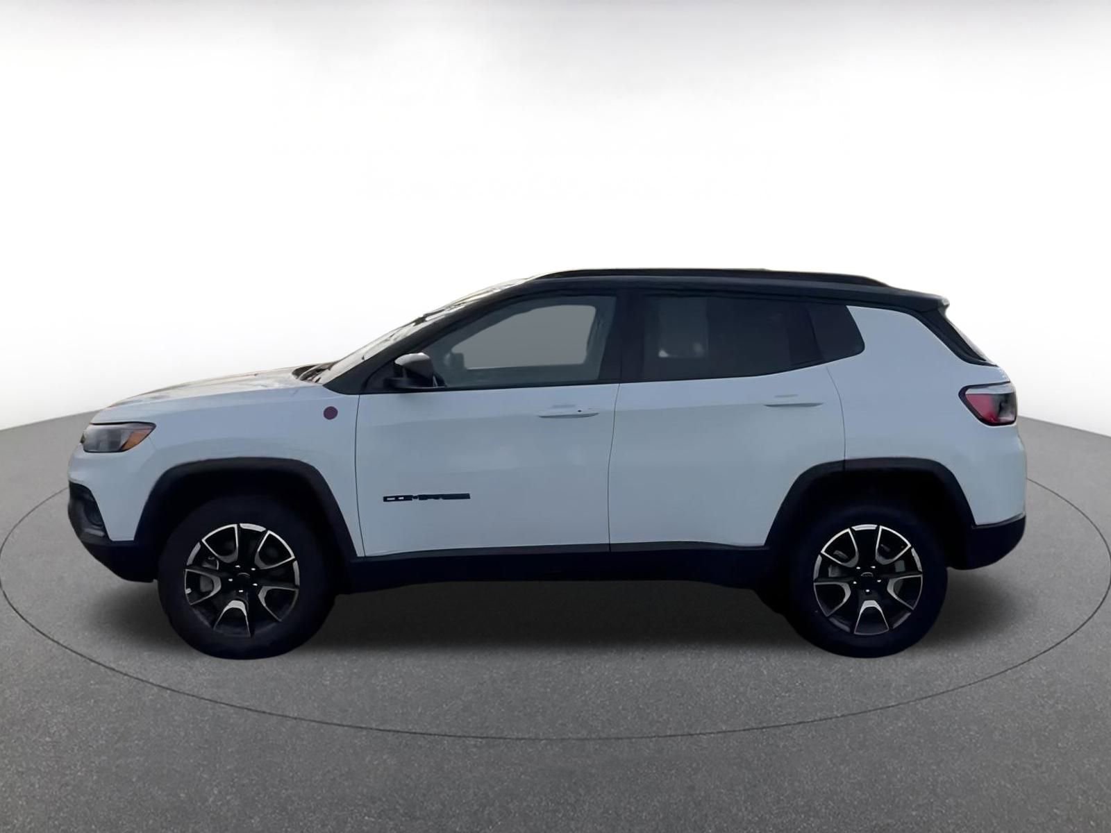 Used 2025 Jeep Compass Trailhawk image 9