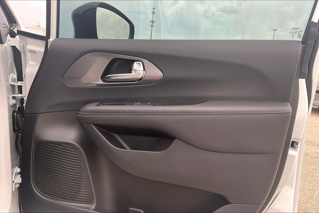 New 2026 Chrysler Pacifica Select FWD image 11