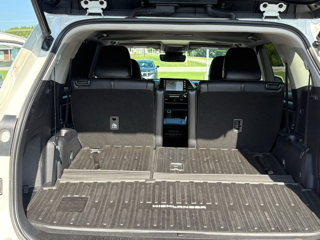 Used 2021 Toyota Highlander XLE FWD image 32