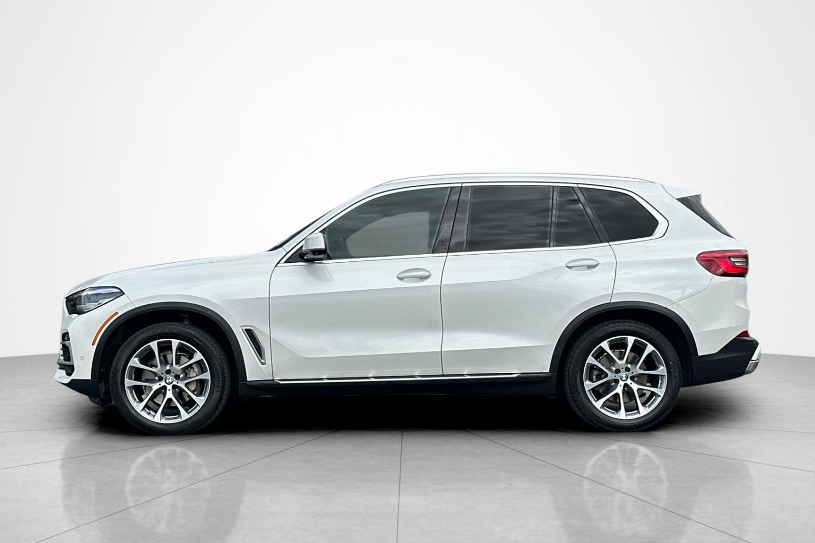 Used 2019 BMW X5 xDrive40i w/ Premium Package 2 AWD/4WD image 2