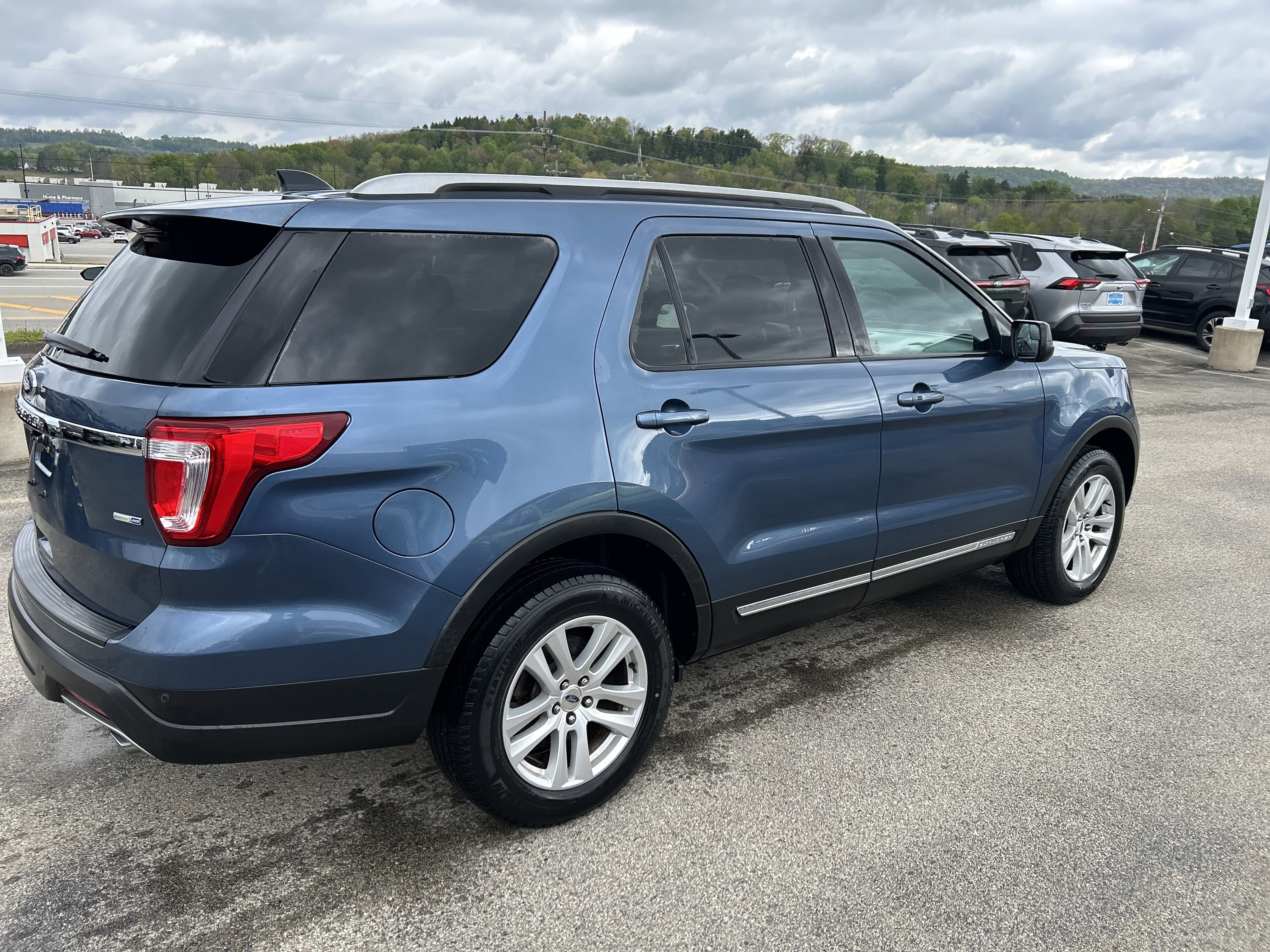 Used 2018 Ford Explorer XLT AWD/4WD image 5