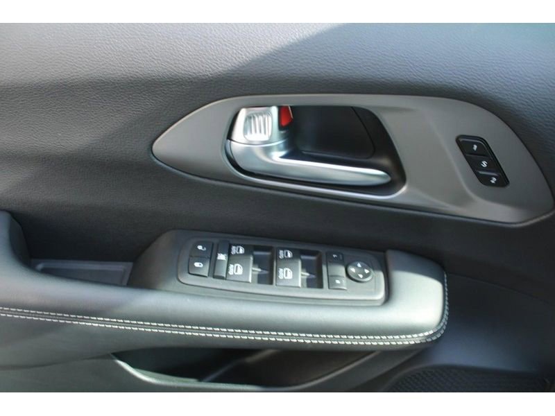 Used 2025 Chrysler Pacifica Select FWD image 20