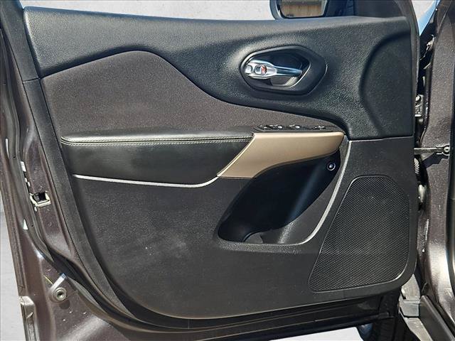 Used 2018 Jeep Cherokee Latitude w/ Altitude Package AWD/4WD image 10