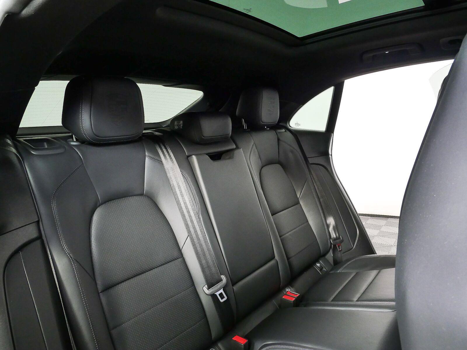 Certified 2025 Porsche Macan 4S Electric AWD/4WD image 22