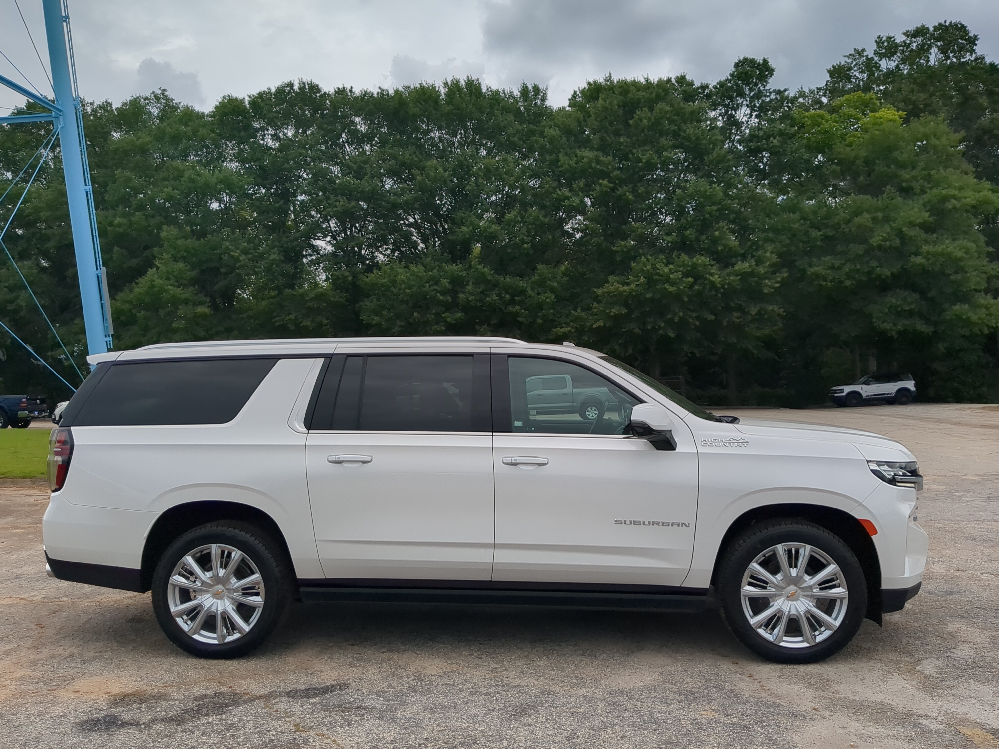 Used 2021 Chevrolet Suburban High Country w/ Premium Package RWD image 2