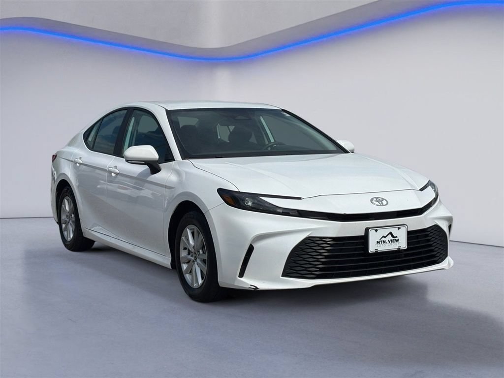 Used 2025 Toyota Camry LE FWD image 5