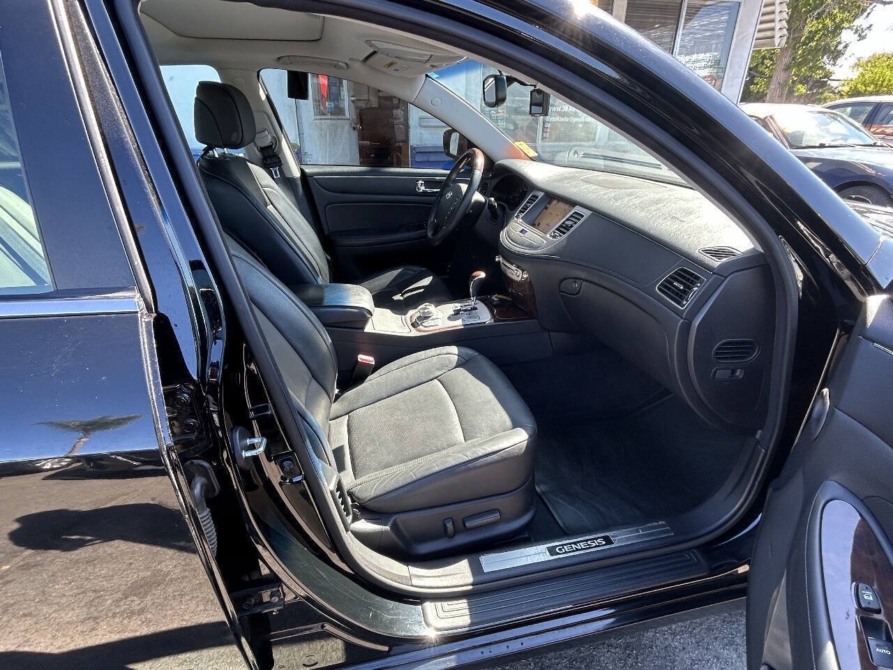 Used 2010 Hyundai Genesis 4.6 w/ Technology Pkg 5 RWD image 17