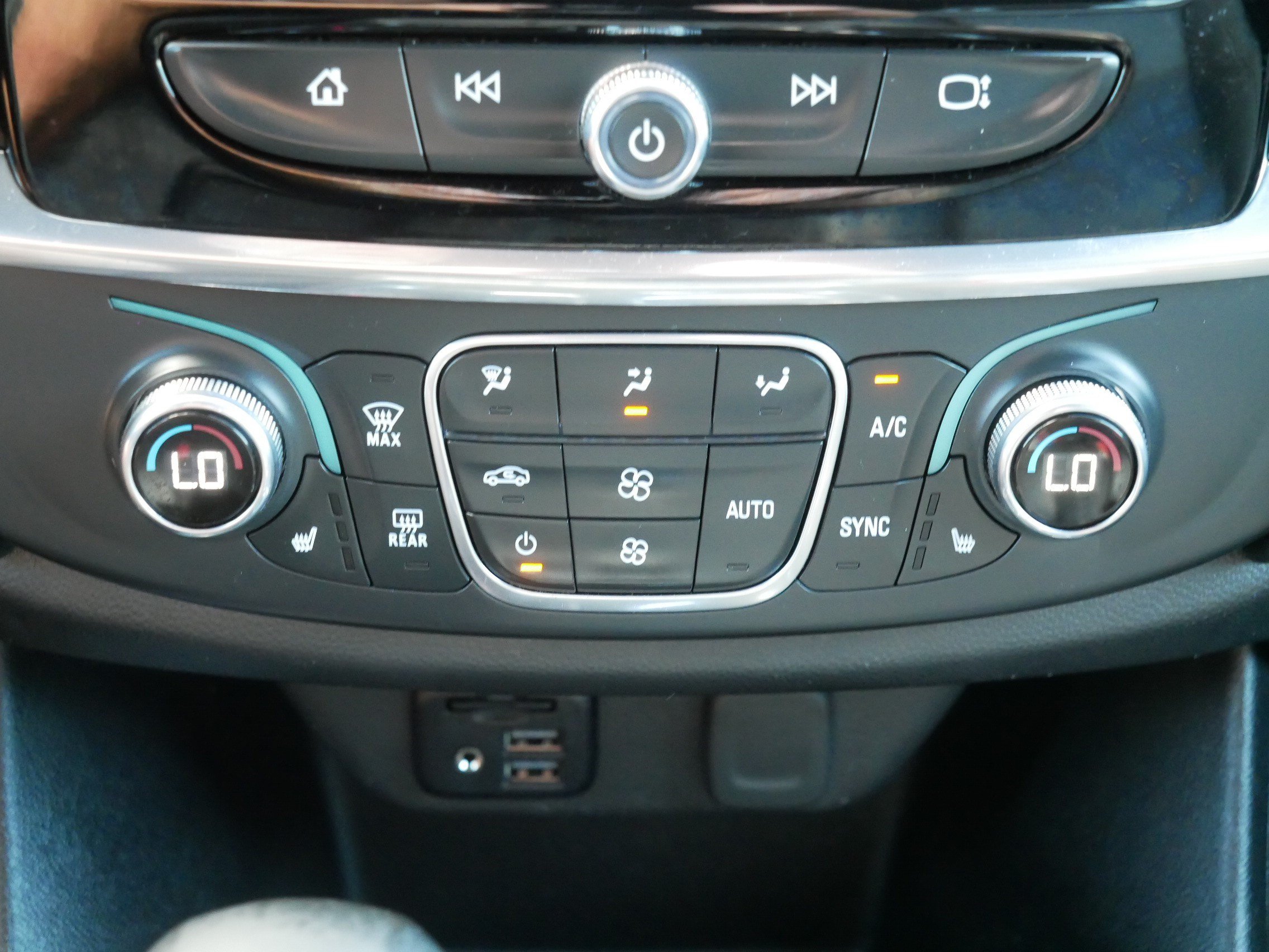 Used 2023 Chevrolet Traverse LT w/ LT Premium Package AWD/4WD image 23
