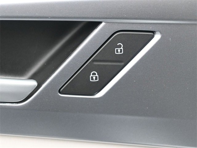 Certified 2025 Volkswagen Taos SE w/ Panoramic Sunroof Package image 14