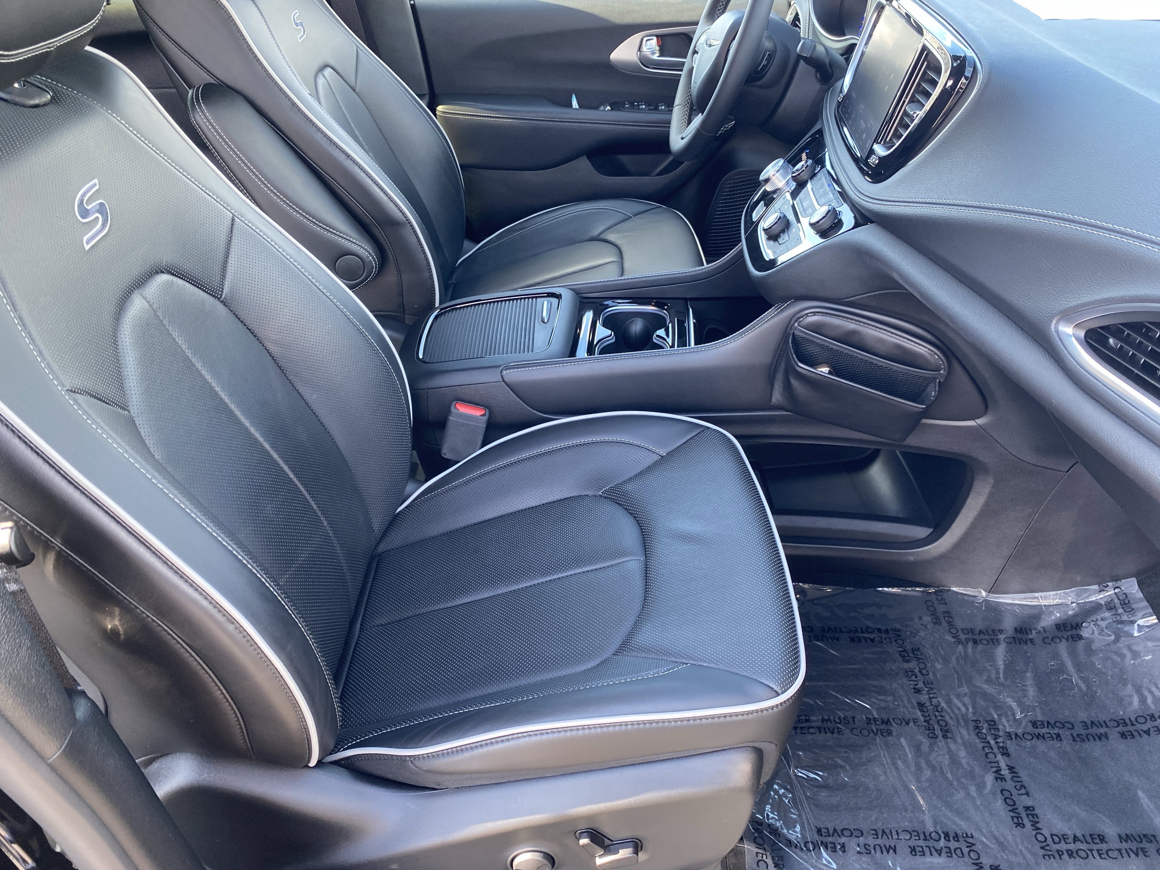 Used 2024 Chrysler Pacifica Limited w/ Uconnect Theater Family Group image 9