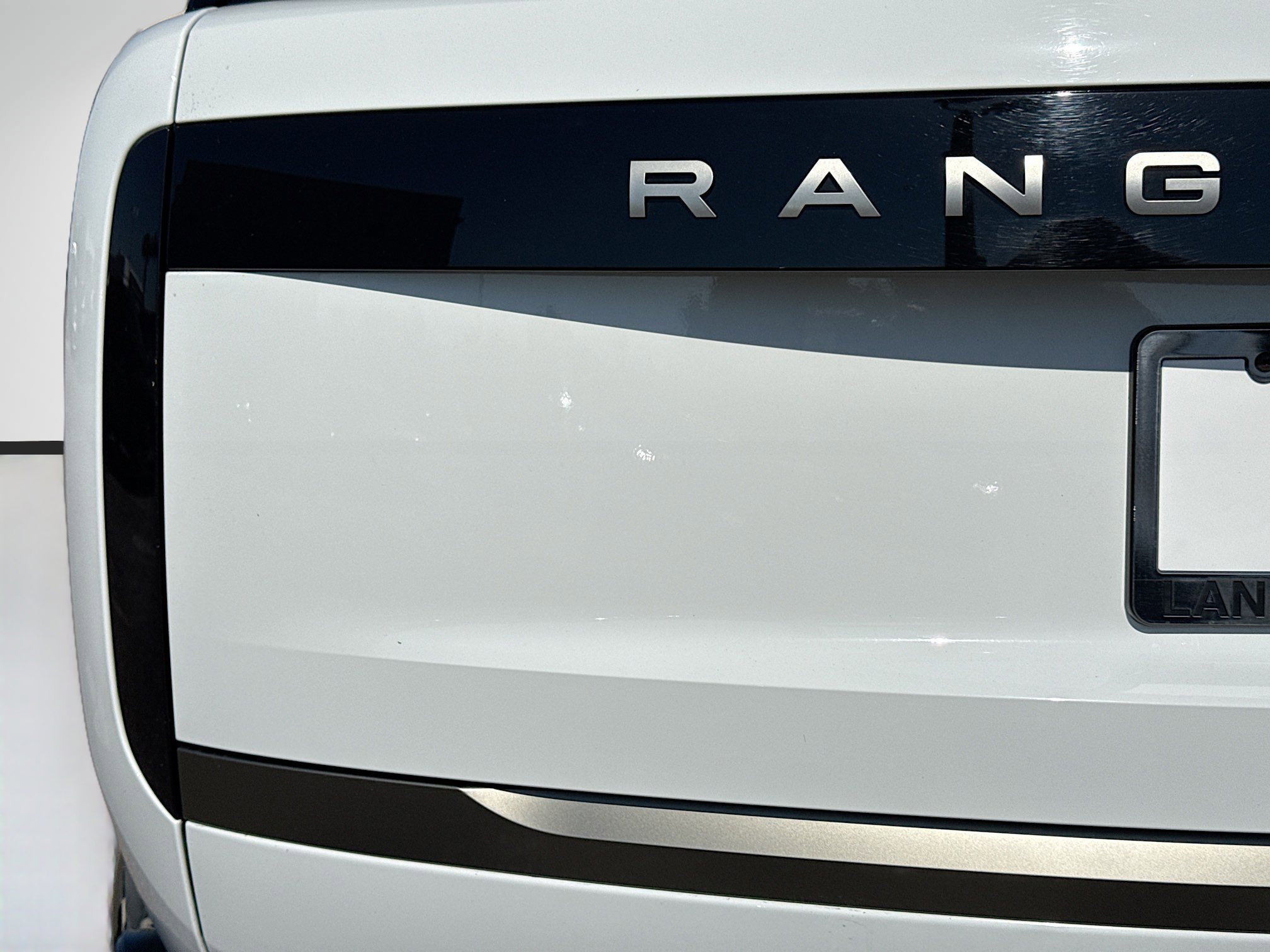 Used 2025 Land Rover Range Rover SE image 10