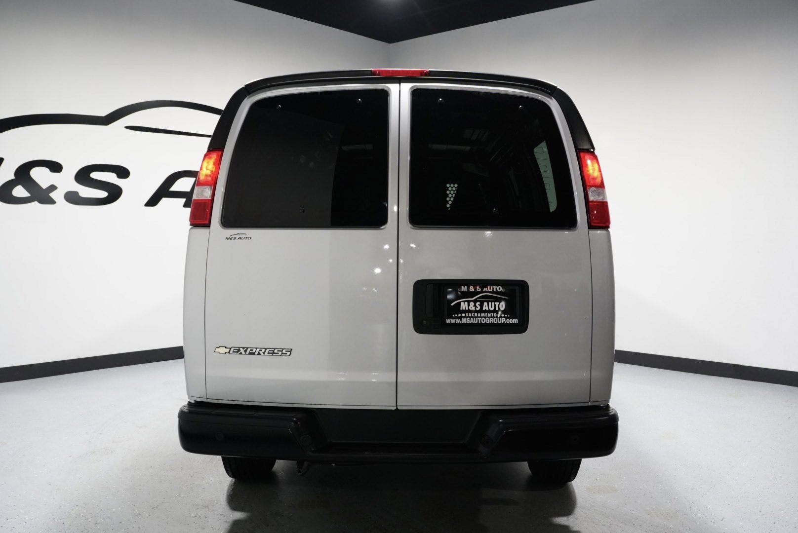 Used 2024 Chevrolet Express 2500 w/ Driver Convenience Package image 9