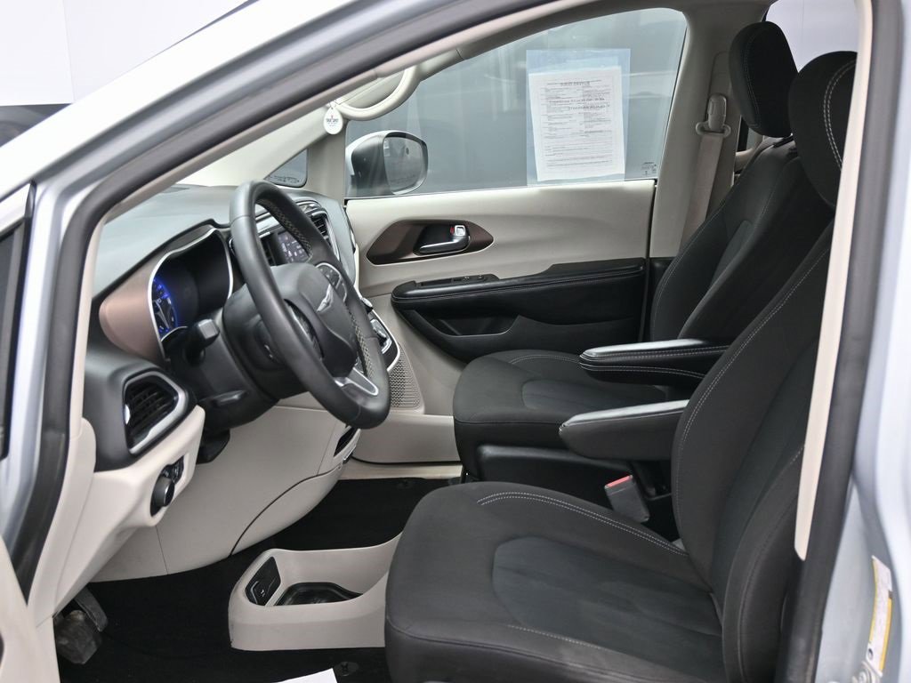 Used 2023 Chrysler Voyager LX image 17