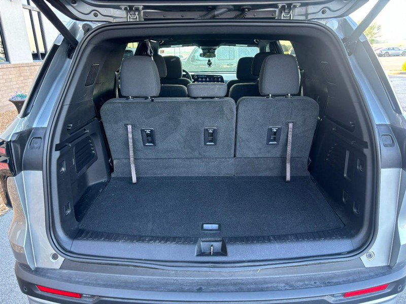 Used 2025 Chevrolet Traverse LT w/ LPO, Floor Liner Package FWD image 8