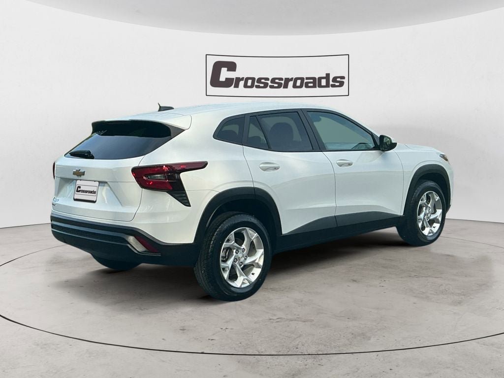 Used 2025 Chevrolet Trax LS w/ LS Convenience Package FWD image 5