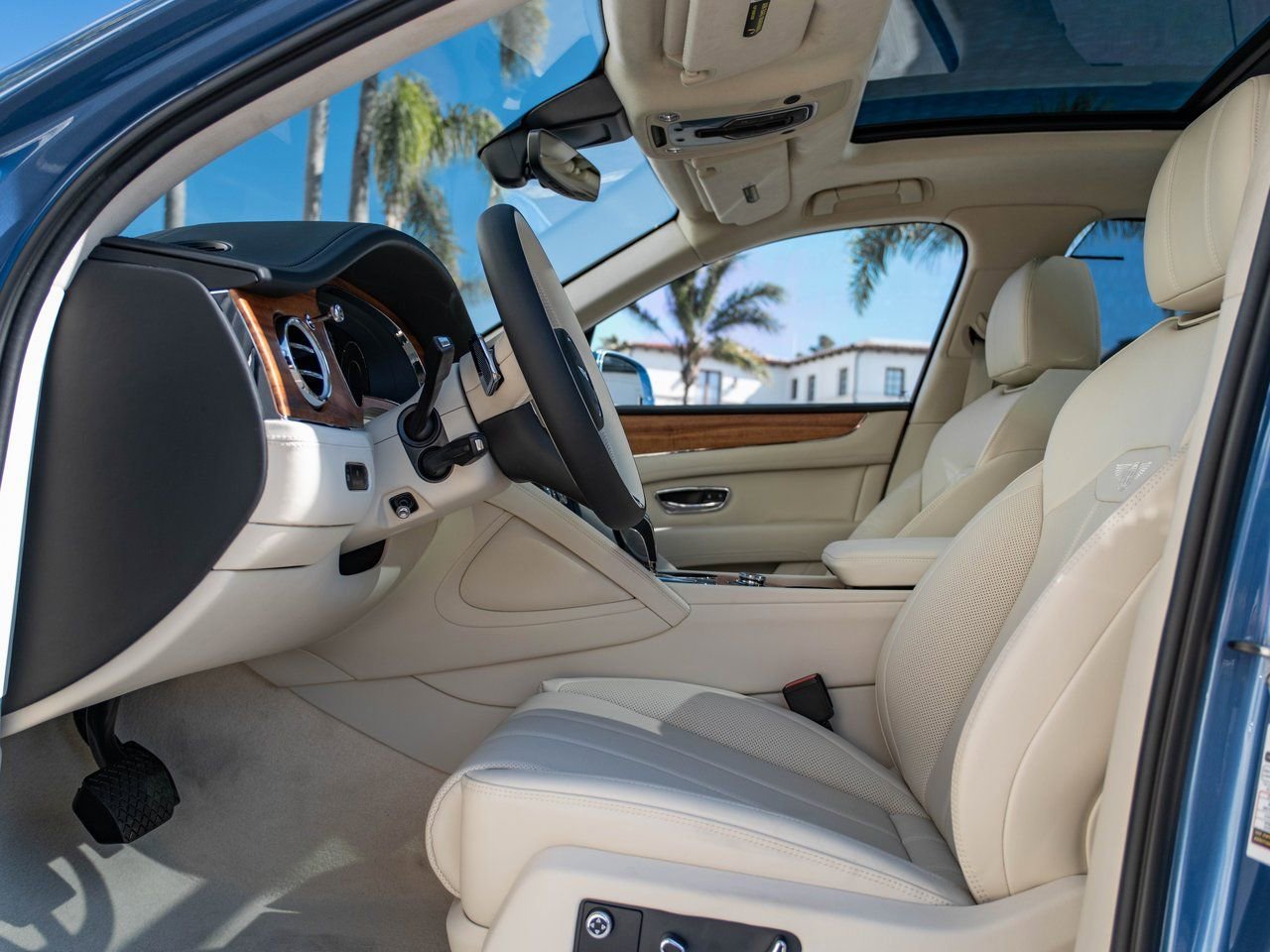 Used 2025 Bentley Bentayga Plug-In Hybrid image 14