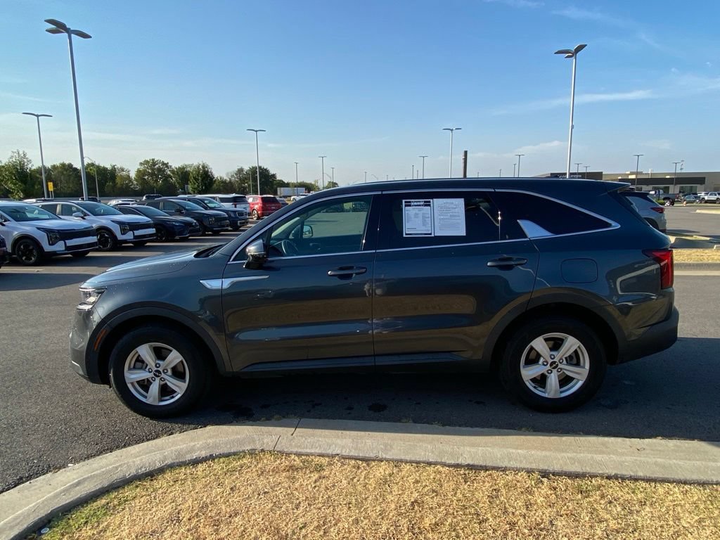 Certified 2023 Kia Sorento LX FWD image 4