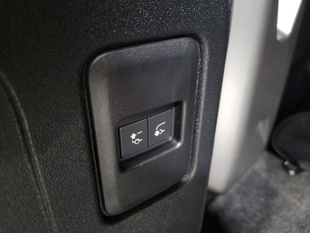 Used 2025 Land Rover Defender 110 image 30