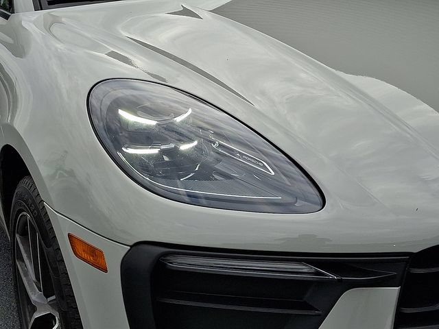 Certified 2024 Porsche Macan AWD/4WD image 11