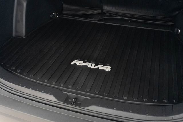 Used 2022 Toyota RAV4 XLE w/ Convenience Package FWD image 16