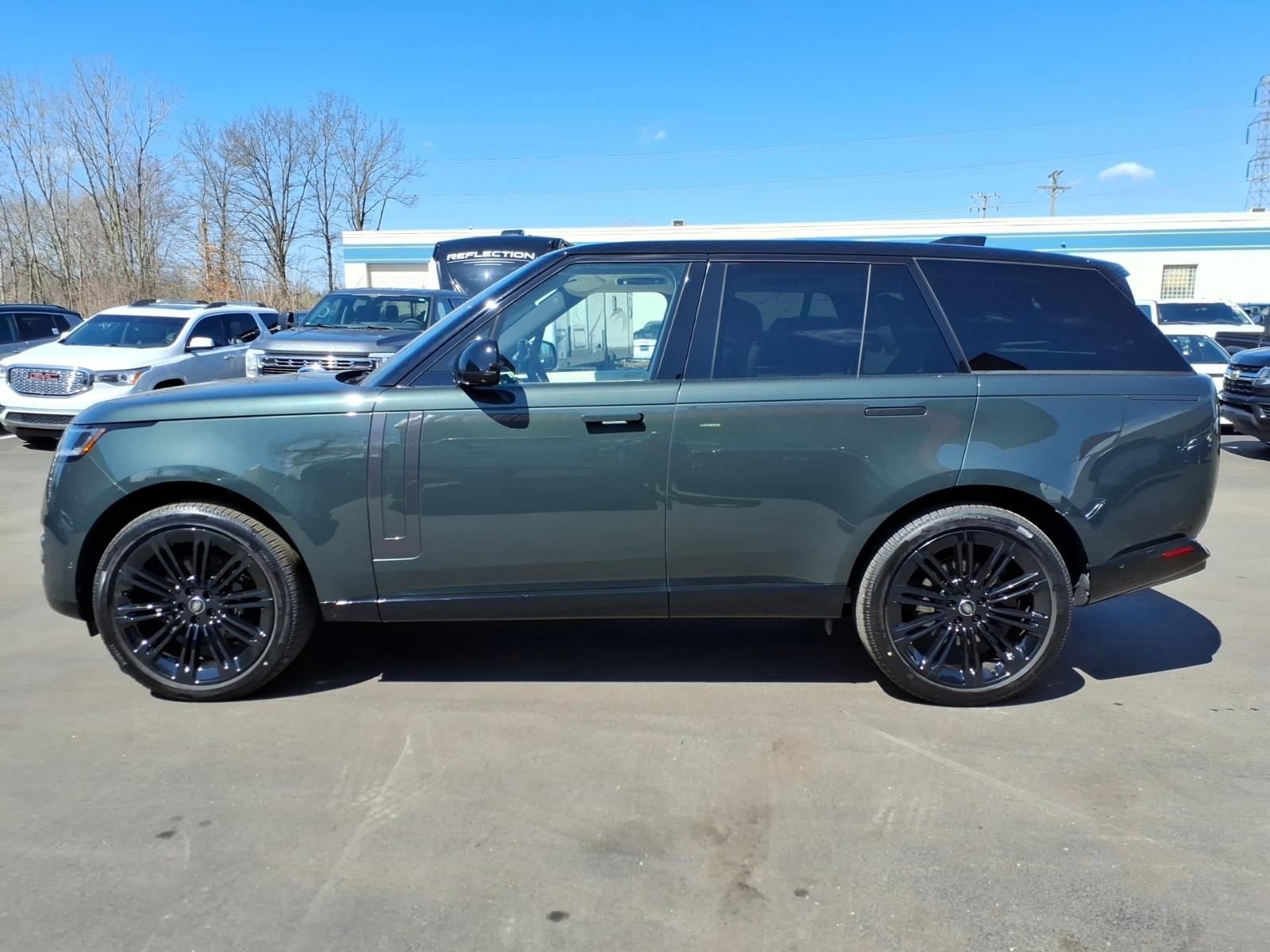 Used 2025 Land Rover Range Rover SE image 2