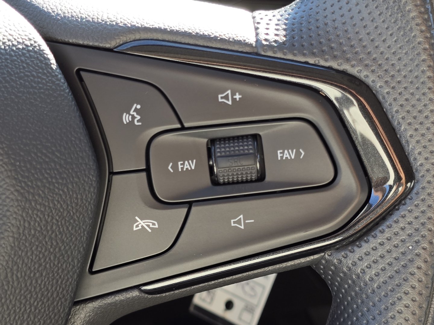 Used 2024 Chevrolet Trax LS w/ LS Convenience Package FWD image 13