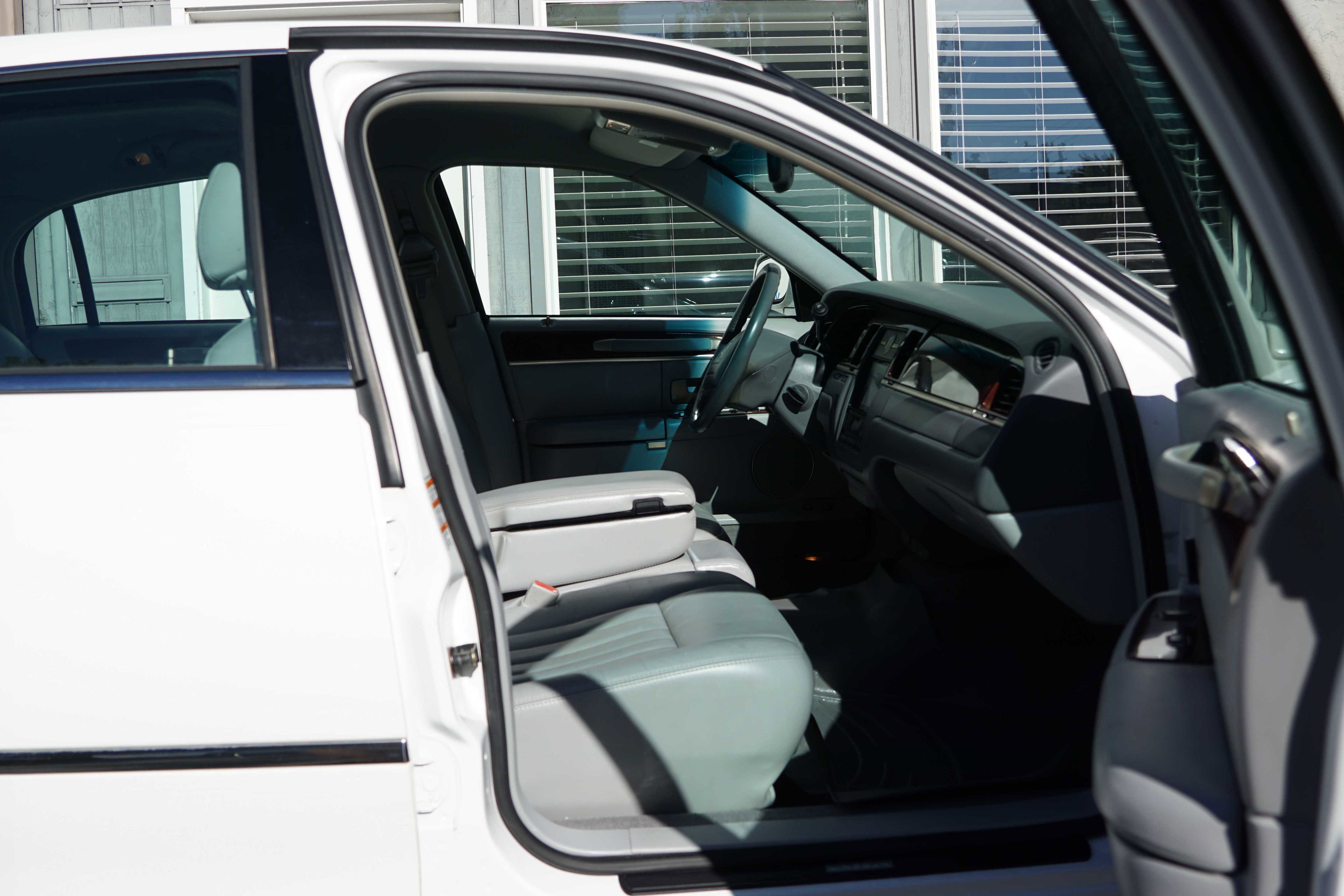 Used 2004 Lincoln Town Car Signature image 34