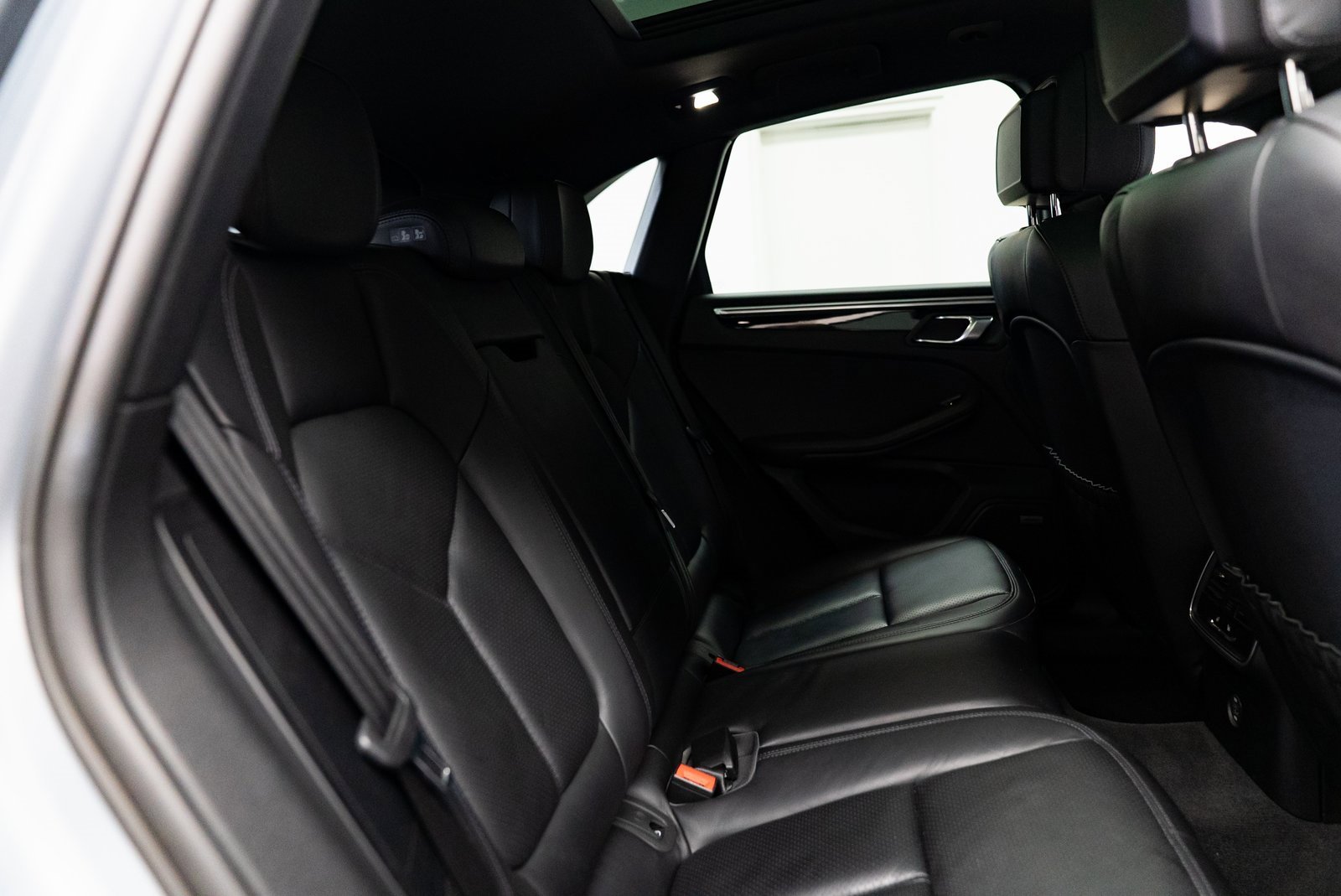 Used 2018 Porsche Macan w/ Premium Package Plus image 25