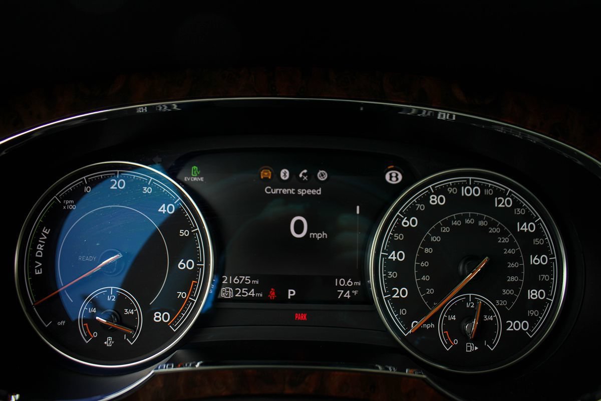 Used 2020 Bentley Bentayga Plug-In Hybrid AWD/4WD image 27