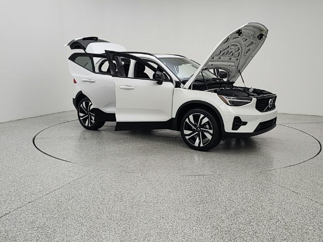 Certified 2025 Volvo XC40 B5 Ultra AWD/4WD image 10