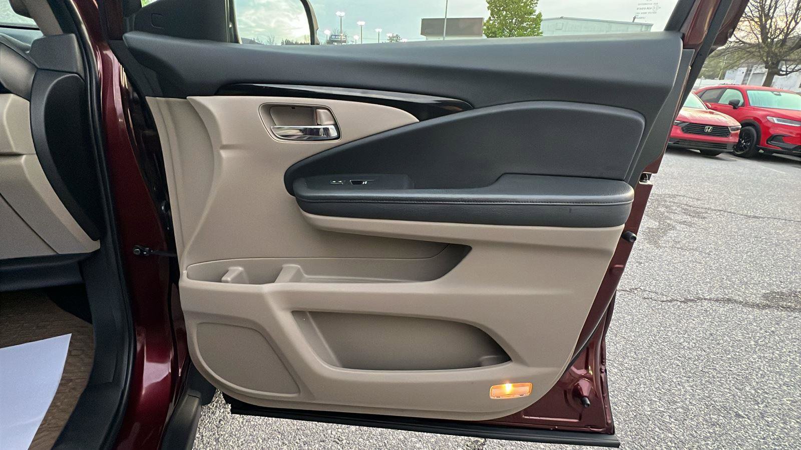 Used 2022 Honda Pilot Touring image 12