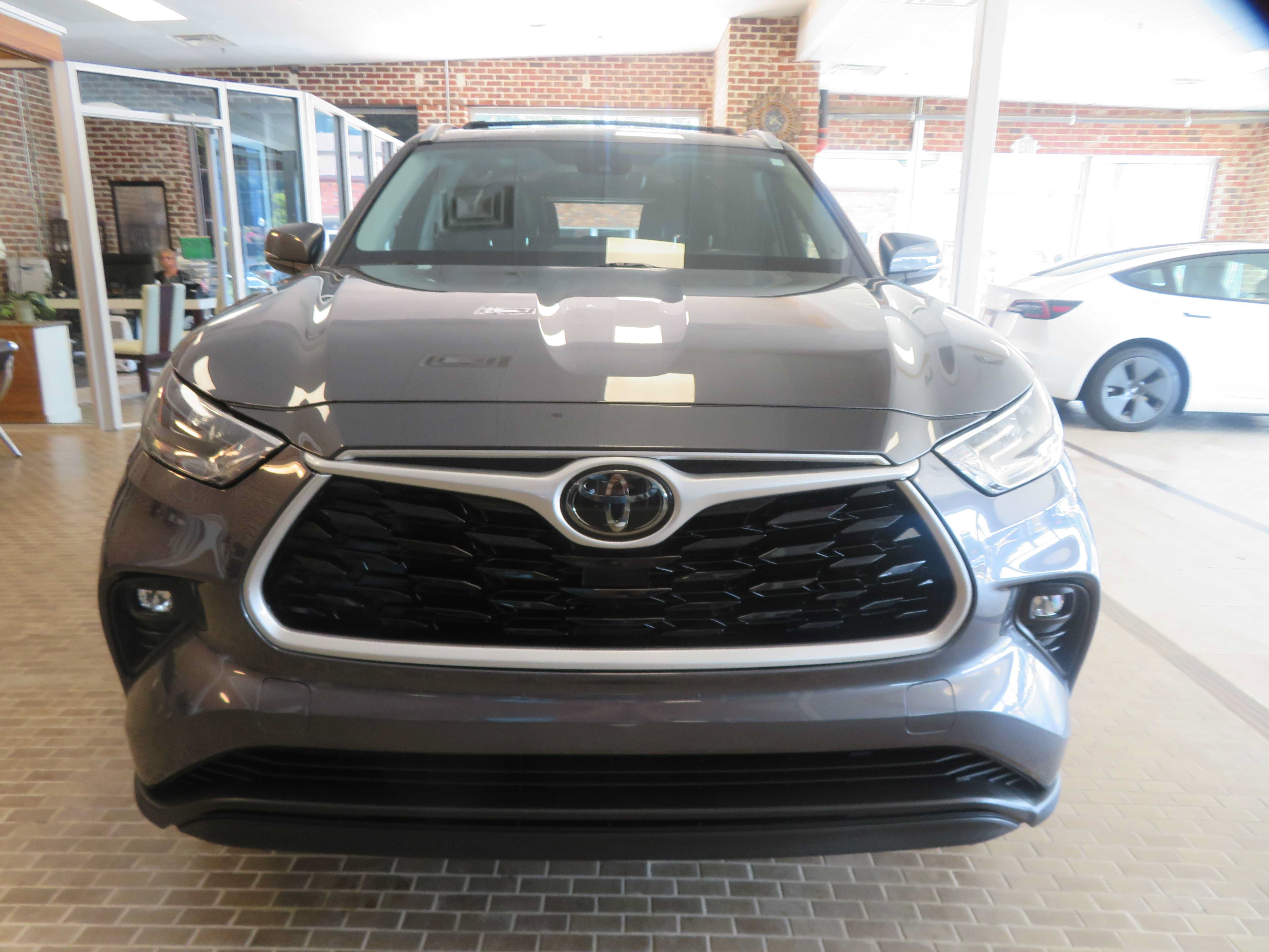 Used 2020 Toyota Highlander XLE FWD image 68