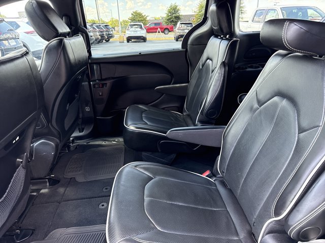 Used 2025 Chrysler Pacifica Limited FWD image 6